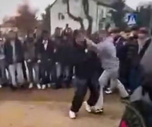 Uczniowie urządzili sobie „ustawkę” pod szkołą! Bójka na oczach tłumu. Nagrania trafiły do sieci