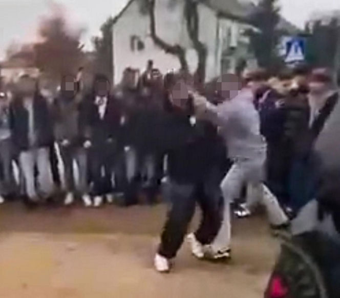 Uczniowie urządzili sobie „ustawkę” pod szkołą! Bójka na oczach tłumu. Nagrania trafiły do sieci