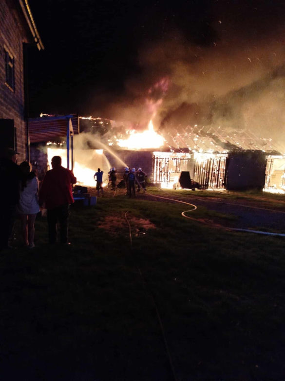 Ogromna tragedia w Irządzach. Bydło spłonęło żywcem, łunę ognia widać było z daleka