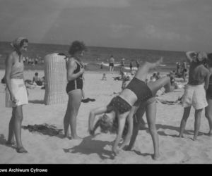 Jak dawniej wyglądało plażowanie? Te zdjęcia to prawdziwe perełki! [GALERIA]