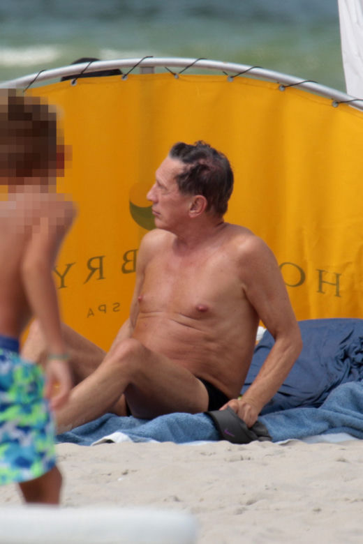 Jan Englert schował się pod parawanem
