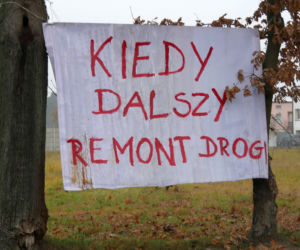 Mieszkańcy nie mogą doprosić się o bezpieczną drogę! WYWIESILI kilometry transparentów 