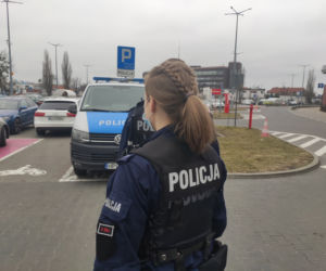 Kontrole policji z Torunia. Sprawdzają respektowanie obostrzeń i noszenie maseczek