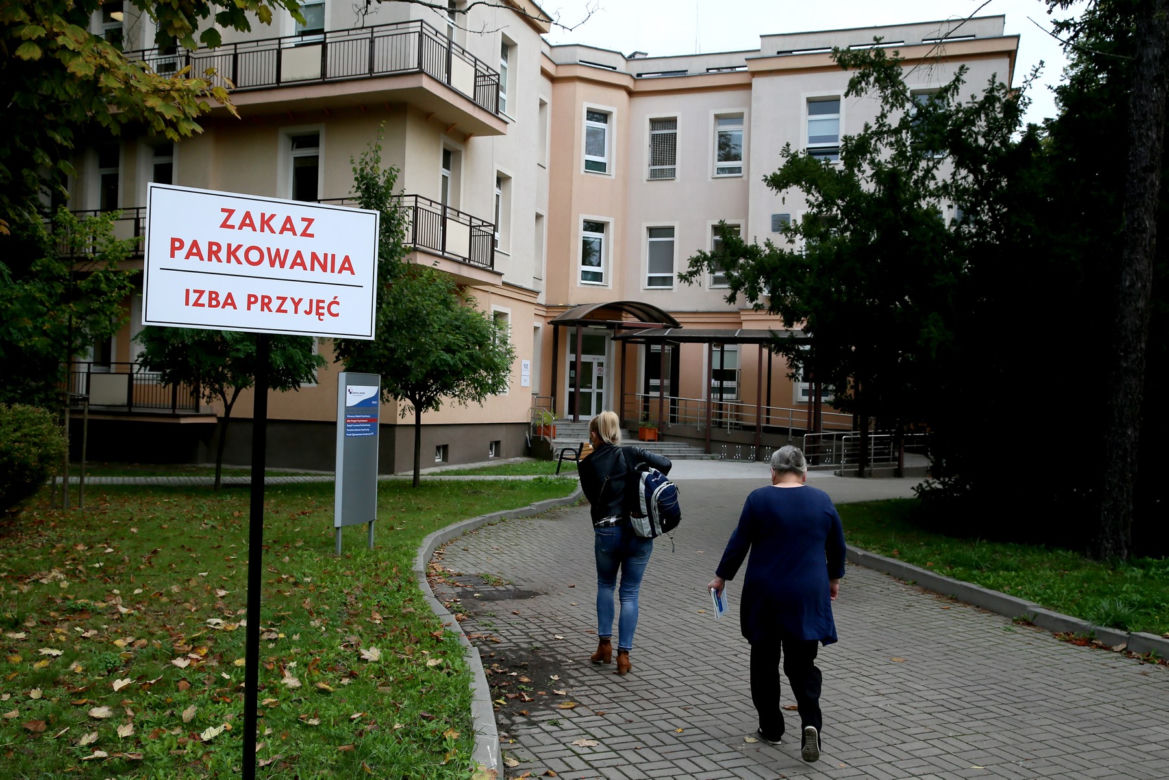 Seniorzy bronią oddziału geriatrycznego.