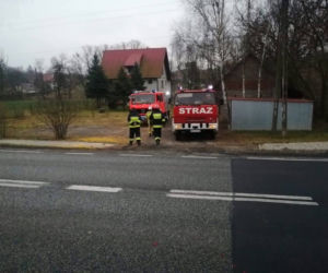 Samochód DACHOWAŁ tuż pod oknami domu w Tworkowej! To CUD, że nie było ofiar śmiertelnych