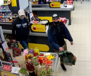 Sosnowiec: Bezczelni złodzieje okradli Biedronkę. Weszli jak po swoje. Rozpoznajesz ich? [ZDJĘCIA]