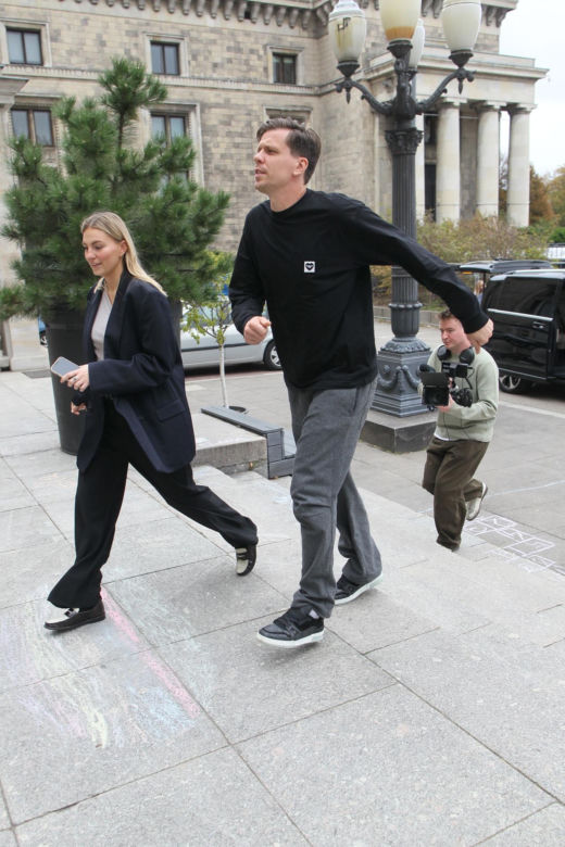 Wojciech Szczęsny z dziećmi na premierze filmu o sobie