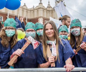 Korowód juwenaliowy na krakowski Rynek: Studenci świętują! [ZDJĘCIA]