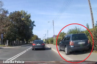 Cham w Passacie przesadził. Pędził chodnikiem tak, że nawet kierowca BMW się przestraszył - WIDEO
