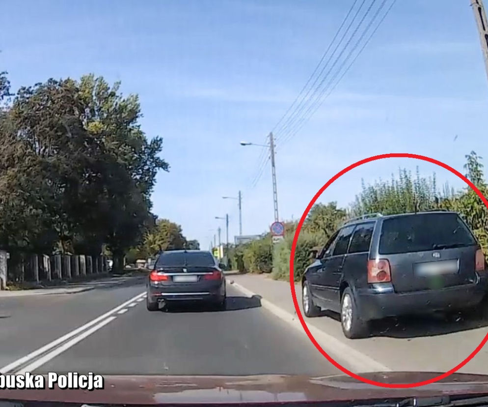 Cham w Passacie omija korek chodnikiem