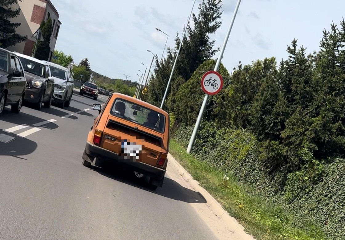 Niebezpieczna sytuacja na przejeździe kolejowym w Lesznie. Między rogatkami przy ul. Dożynkowej utknął "maluch"