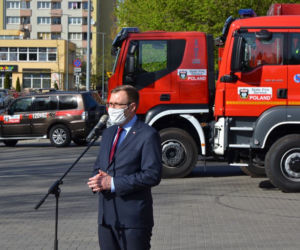 Polscy strażacy wywożą maseczki na wschód