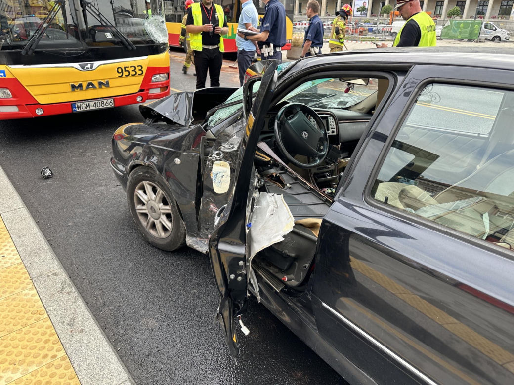 Koszmarny wypadek na placu Trzech Krzyży. Osobówką jechała znana aktorka z polskiego serialu. Była zakleszczona w środku pojazdu!