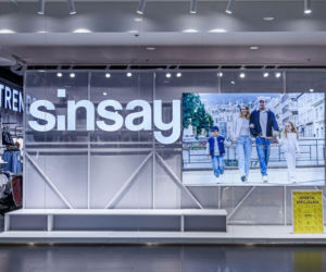 Trencze znowu królują. Ten z Sinsay kosztuje grosze, jest w modnym kolorze i wygląda bardzo stylowo 