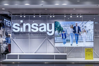 Trencze znowu królują. Ten z Sinsay kosztuje grosze, jest w modnym kolorze i wygląda bardzo stylowo 