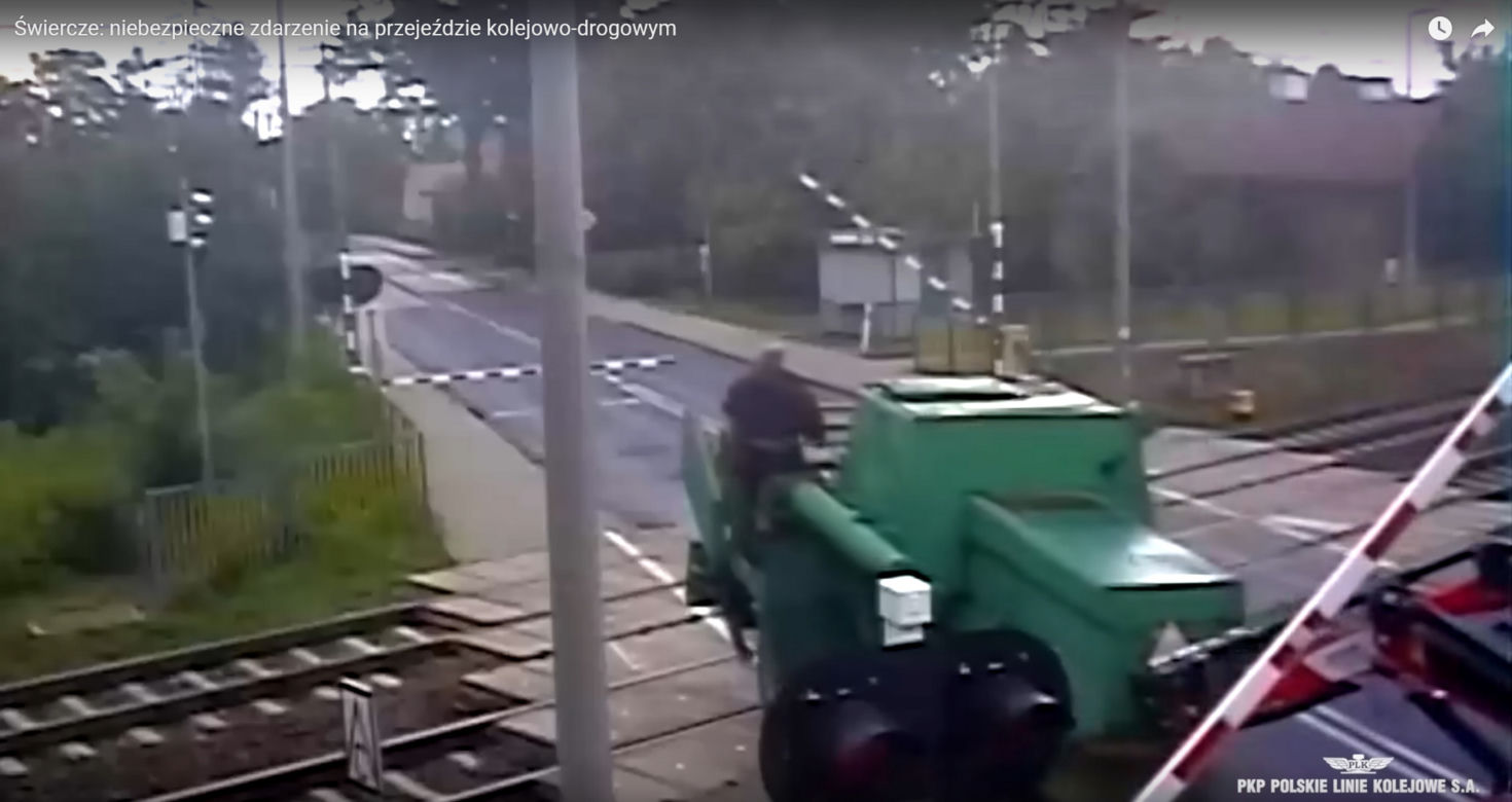 Groza na przejeździe kolejowym pod Pułtuskiem. Ciągnik wepchnął kombajn na tory! [ZDJĘCIA].