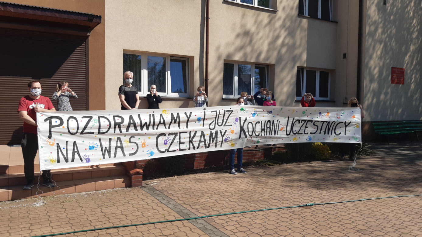 Na banerze można przeczytać: „Tęsknimy za Wami i czekamy” 