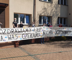 Na banerze można przeczytać: „Tęsknimy za Wami i czekamy” 