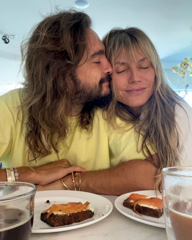 Naga heidi klum pokazuje piersi. Ma na sobie tylko krem