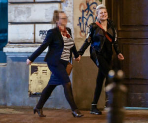 Magdalena Narożna łapie koleżankę za piersi