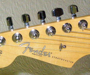 Największa marketingowa wpadka w historii Fendera. Jak gitara odrzucona przez jazzmanów stała się ikoną alternatywy?