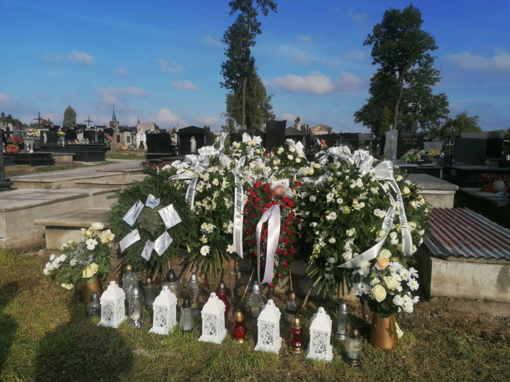 Morze białych róż na grobie 19-letniego Jakuba