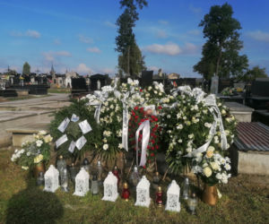Morze białych róż na grobie 19-letniego Jakuba