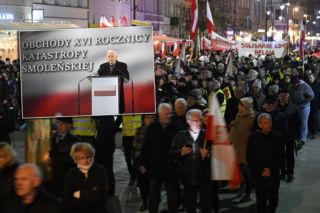 Kaczyński podczas Marszu Pamięci o „złu” i „kłamstwie smoleńskim”. Nie gryzł się w język [ZDJĘCIA]