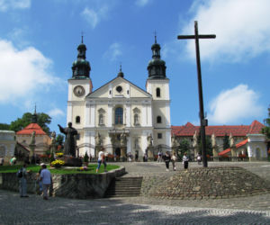 To najpopularniejsze sanktuarium w Małopolsce. Rocznie odwiedza je prawe dwa miliony wiernych