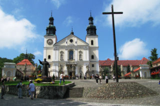 To najpopularniejsze sanktuarium w Małopolsce. Rocznie odwiedza je prawe dwa miliony wiernych