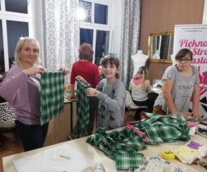 Bytom: Dają życie starym ubraniom i przerabiają je... na materiałowe torby, które zastąpią foliówki