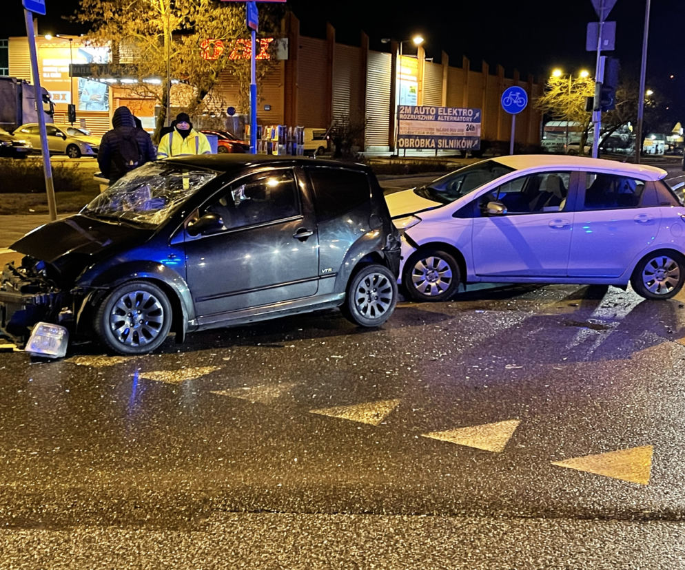 Totalna demolka na Radzymińskiej. Trzy auta rozbite w drobny mak 