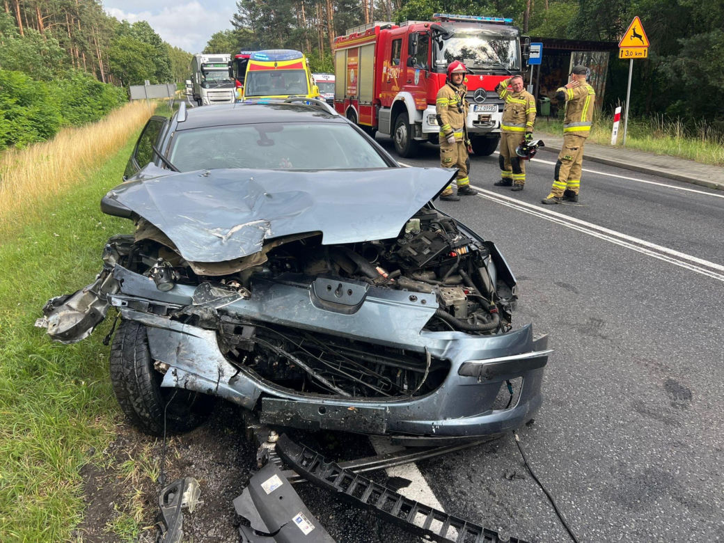 Citroen zderzył się z peugeotem pod Zieloną Górą. Dwoje dzieci trafiło do szpitala