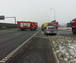 Wyleciał z drogi, huknął w bariery. Strażacy wycinali kierowcę na S8