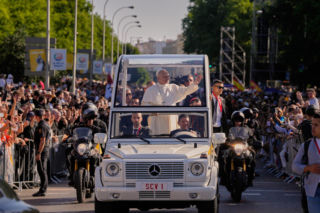 Papież Leon XIV w Madrycie. Tłumy na mszy na Plaza de Cibeles i wielka procesja Bożego Ciała