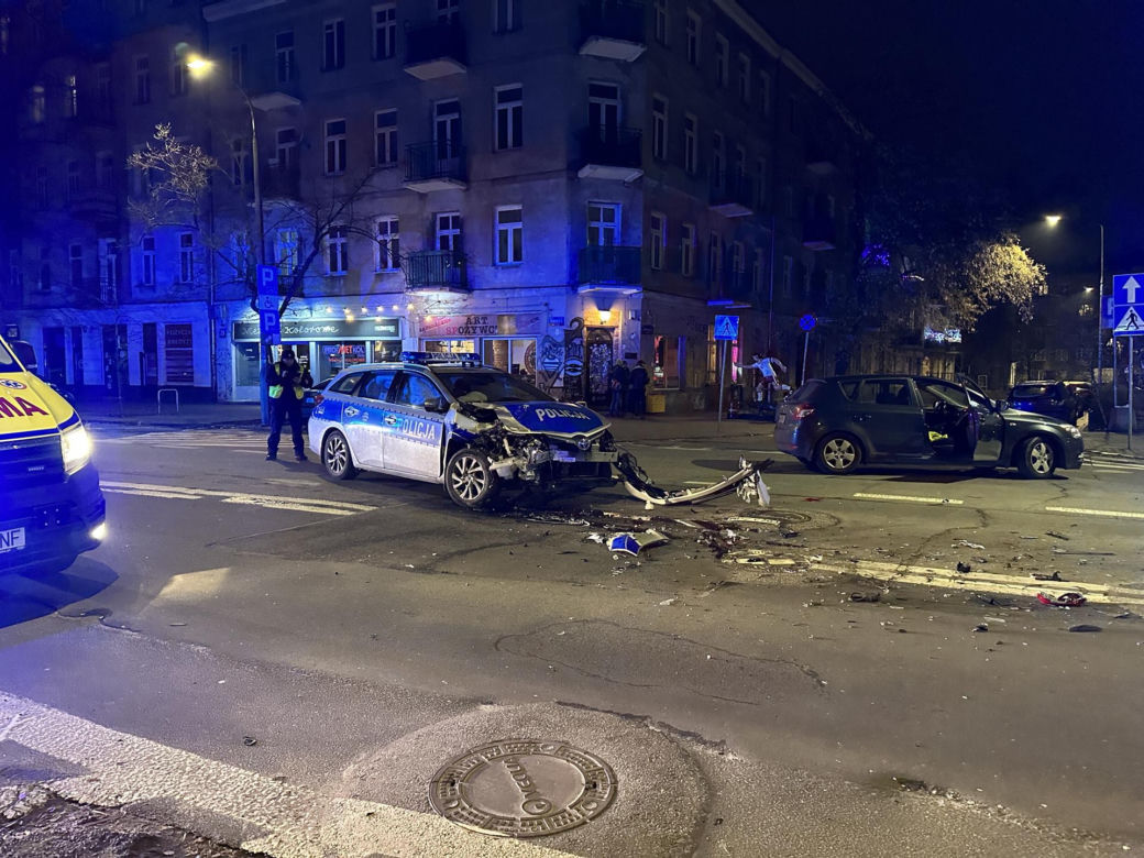 Jechali na interwencję, roztrzaskali radiowozy. Nocna kraksa na Pradze-Północ