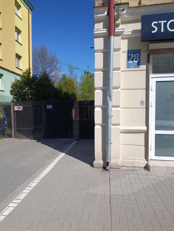 Haniebne malodwidło latami szpeciło bramę. Interwencja dziennikarza "Super Expressu"