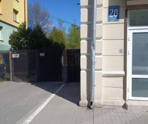 Haniebne malodwidło latami szpeciło bramę. Interwencja dziennikarza Super Expressu
