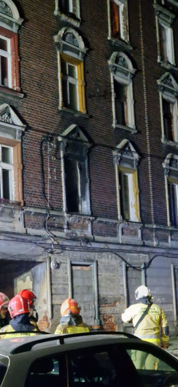 Pożar budynku mieszkalnego w Bytomiu. Do szpitala trafiło 9 osób w tym piątka dzieci