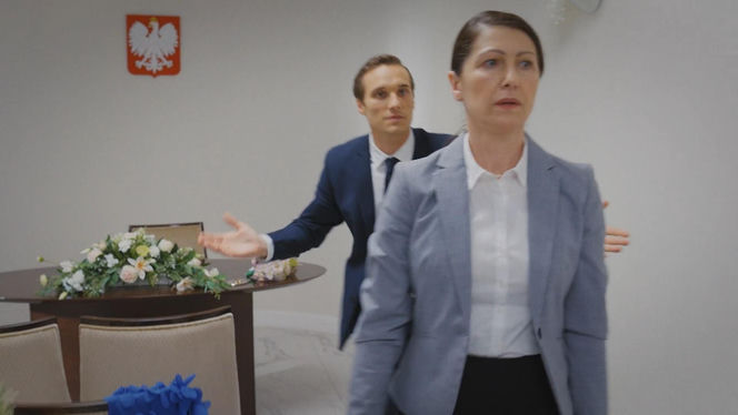 M jak miłość odc. 1890. Olek (Maurycy Popiel), urzędniczka (Katarzyna Traczyńska)