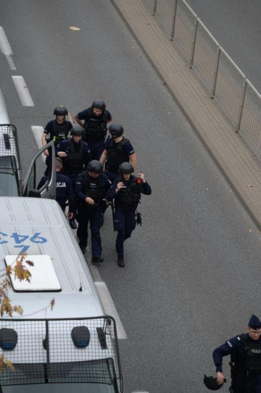 Wszedł na pomnik i twierdzi, że ma bombę. Policyjni negocjatorzy rozmawiająz desperatem