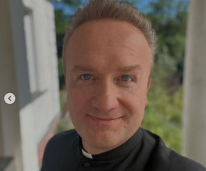 Tak wyglądał Dzień Ojca na planie serialu Ranczo. Ksiądz Maciej w roli głównej. Tata z synami