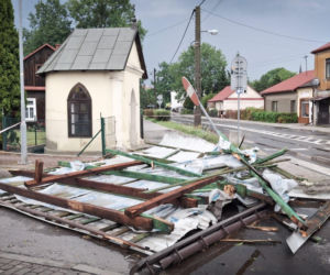 Wiatr zrywał dachy i powalał drzewa na Podkarpaciu. Ewakuowano mieszkańców