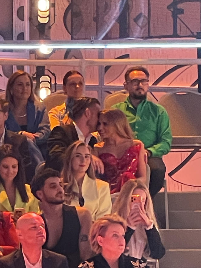 Tak Kaczorowska i Rogacewicz zachowywali się na ramówce TVP. Najpierw obejmował, a potem nurkował pod krzesło!