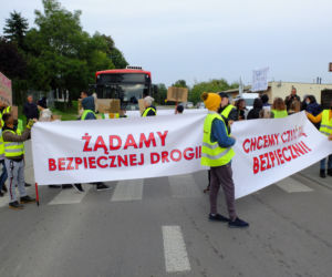 Kilka dni temu pod kołami auta zginął 9-latek. Mieszkańcy Krężnicy Jarej pod Lublinem mają dość. Protestują.