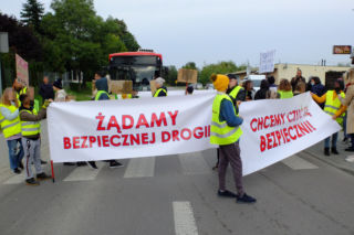 Pod kołam auta zginął 9-letni Filip. Mieszkańcy Krężnicy Jarej zablokowali drogę