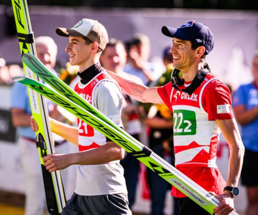 Uśmiechnięty Kamil Stoch i Szymon Sarniak trzymają narty. O nowej roli mistrza przeczytasz na SE Supersport.