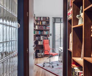 Widok gabinetu z przedpokoju w apartamencie singla