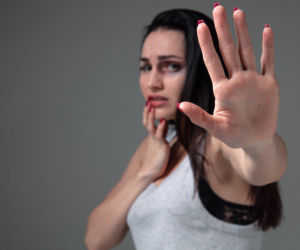 Przemoc domowa w Warszawie. Lawinowo rośnie liczba Niebieskich Kart. Przerażające dane