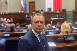 Chcą porąbać siekierą i oskalpować posła PO. Piotr Borys dostaje obrzydliwe pogróżki. Nie uwierzysz, za co!